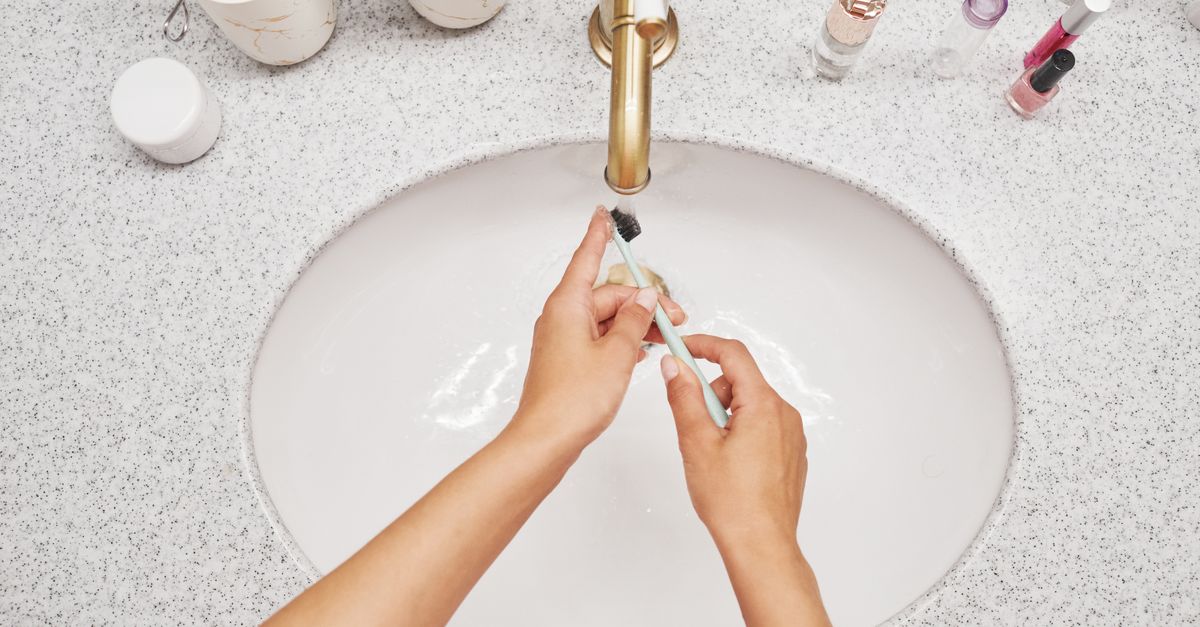 تصویر مرتبط با مقاله فشردن خمیردندان از شکم تیوپ یا نورد کردن وسواسی از انتها؟ دوئل هیدرولیک و فلسفه اخلاق در روشویی